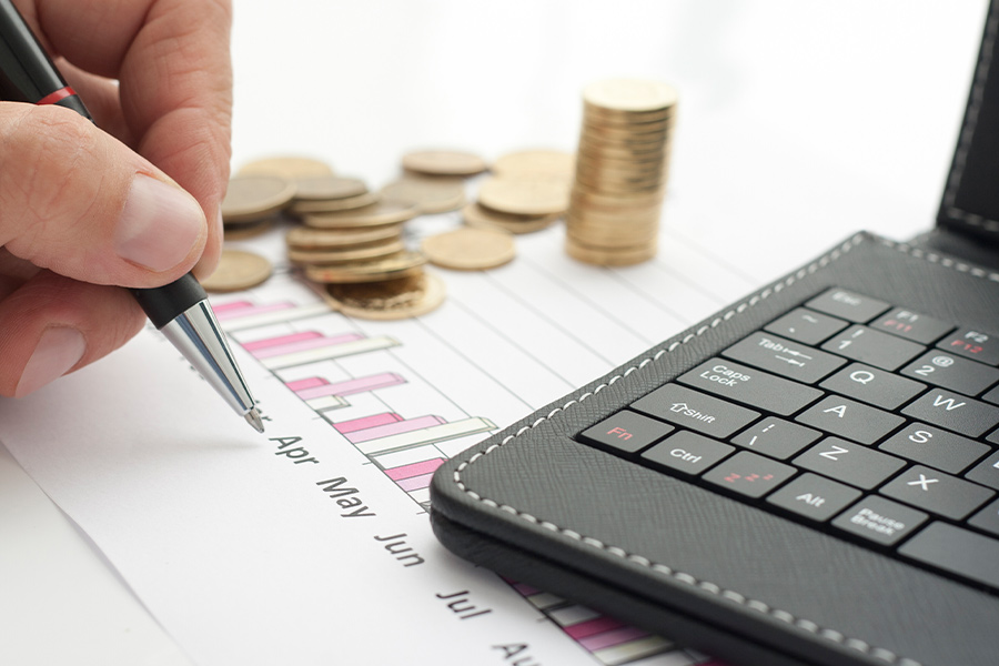 Bitte bewerben Sie sich auf eine der beigefügten Stellenanzeigen – wir wollen Geld sparen! Taschenrechner, Kalender und Geldmünzen